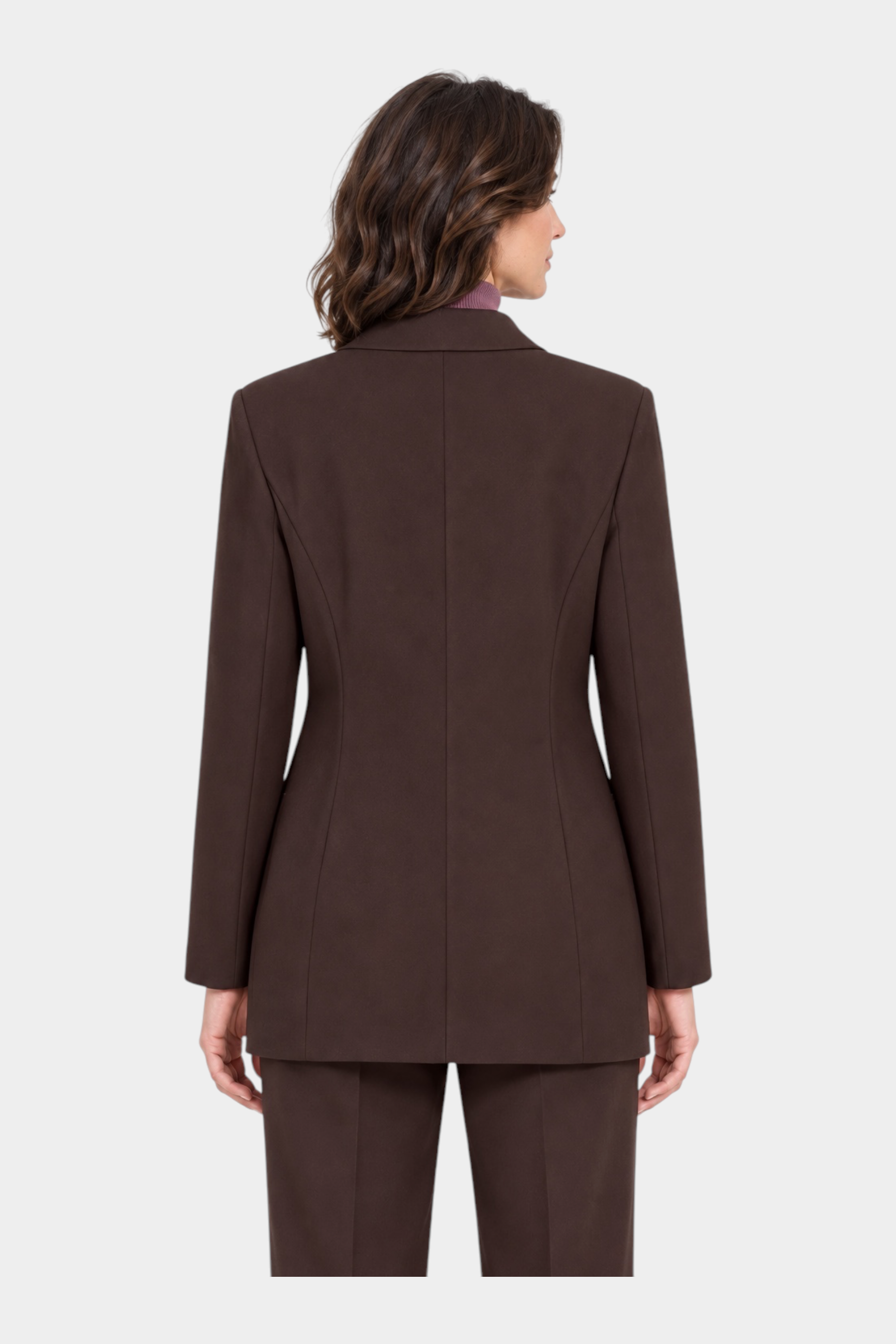 Vista posteriore di un blazer marrone Follower SRL con rever a lancia, indossato da una modella su sfondo bianco