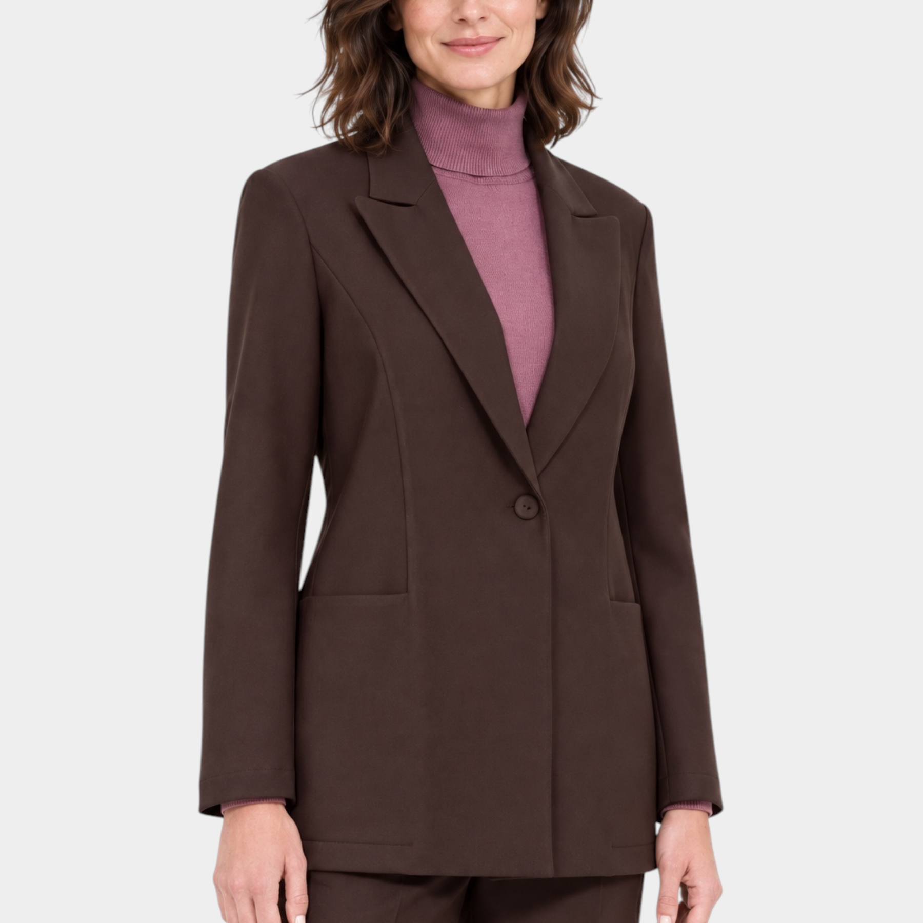 Blazer marrone Follower SRL con rever a lancia in tessuto compatto indossato da una donna con dolcevita rosa