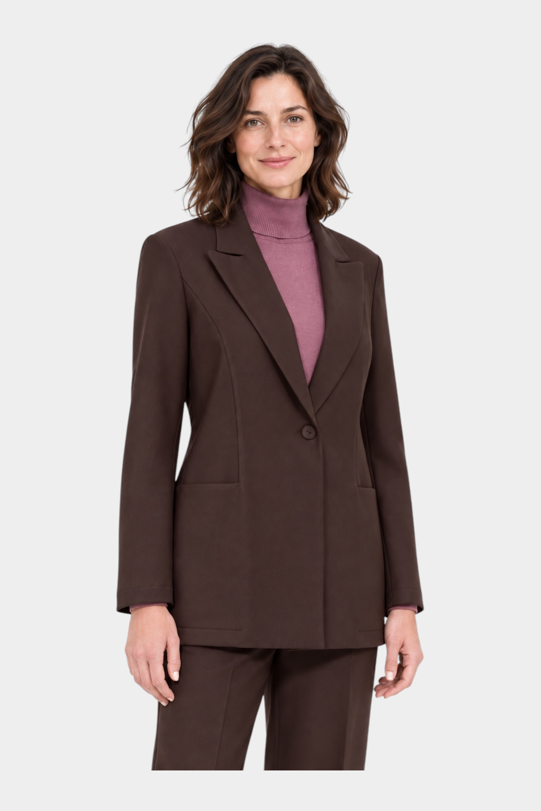 Blazer marrone Follower SRL con rever a lancia in tessuto compatto indossato da una donna con dolcevita rosa