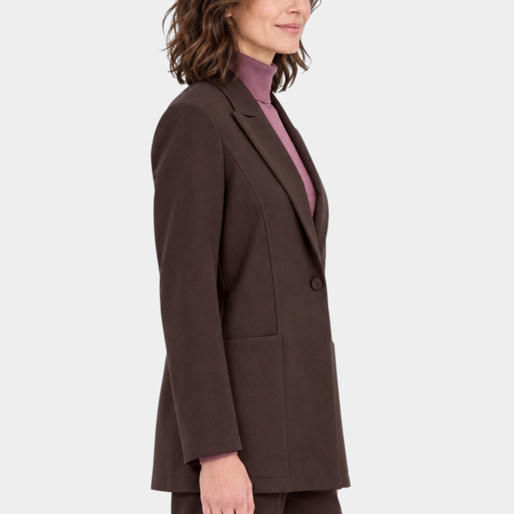 Modella indossa blazer marrone Follower SRL con rever a lancia in tessuto compact, vista laterale