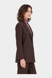 Modella indossa blazer marrone Follower SRL con rever a lancia in tessuto compact, vista laterale