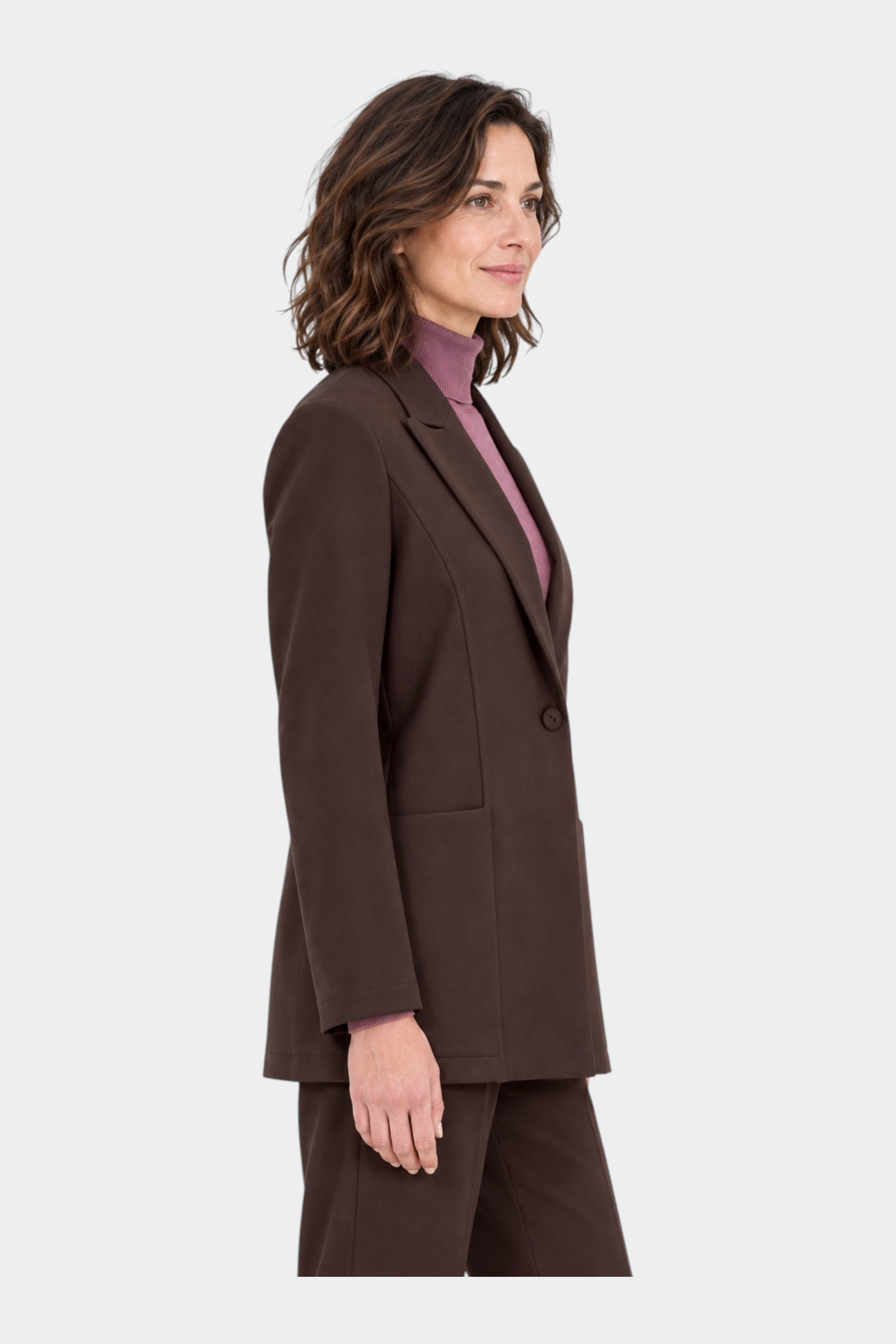 Modella indossa blazer marrone Follower SRL con rever a lancia in tessuto compact, vista laterale