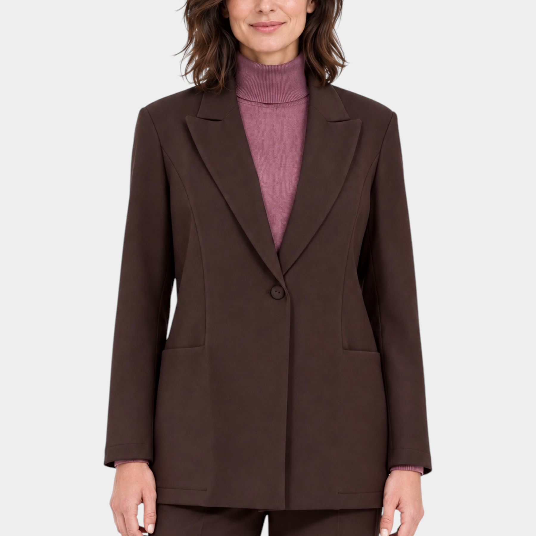 Modella indossa blazer marrone Follower SRL con rever a lancia e chiusura a un bottone sopra un maglione malva