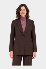 Modella indossa blazer marrone Follower SRL con rever a lancia e chiusura a un bottone sopra un maglione malva