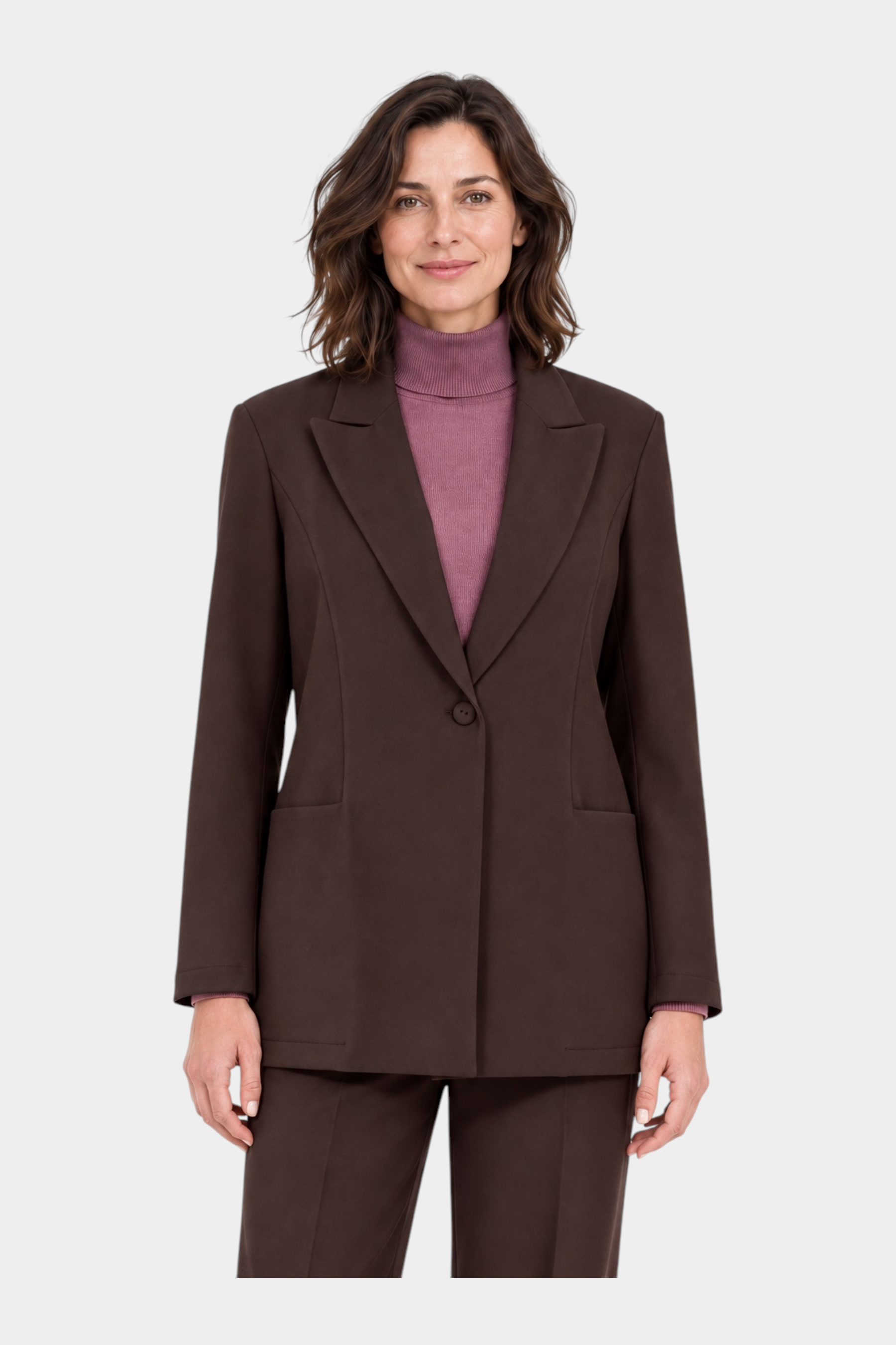 Modella indossa blazer marrone Follower SRL con rever a lancia e chiusura a un bottone sopra un maglione malva