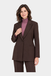 Blazer marrone Follower SRL con rever a lancia indossato da una modella con dolcevita rosa su sfondo bianco