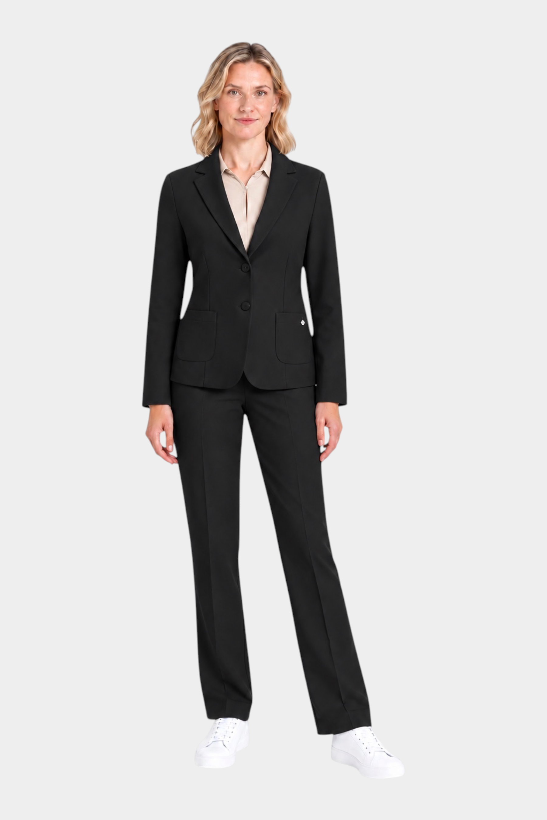 Modella indossa blazer nero a due bottoni Ragno con pantaloni coordinati e scarpe bianche, stile Follower SRL