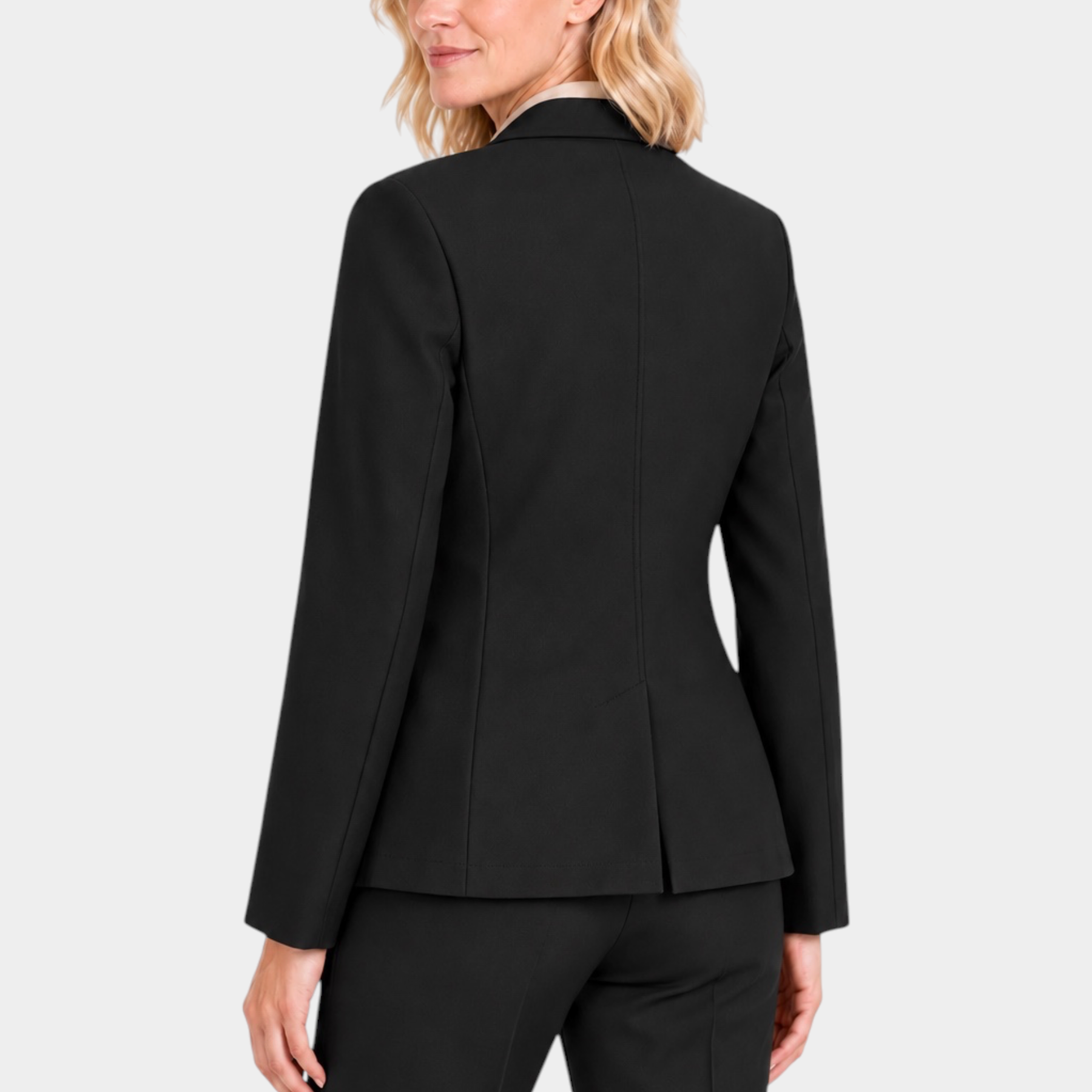 Vista posteriore di un blazer nero a due bottoni RAGNO indossato da una modella, collezione Follower SRL