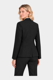 Vista posteriore di un blazer nero a due bottoni RAGNO indossato da una modella, collezione Follower SRL
