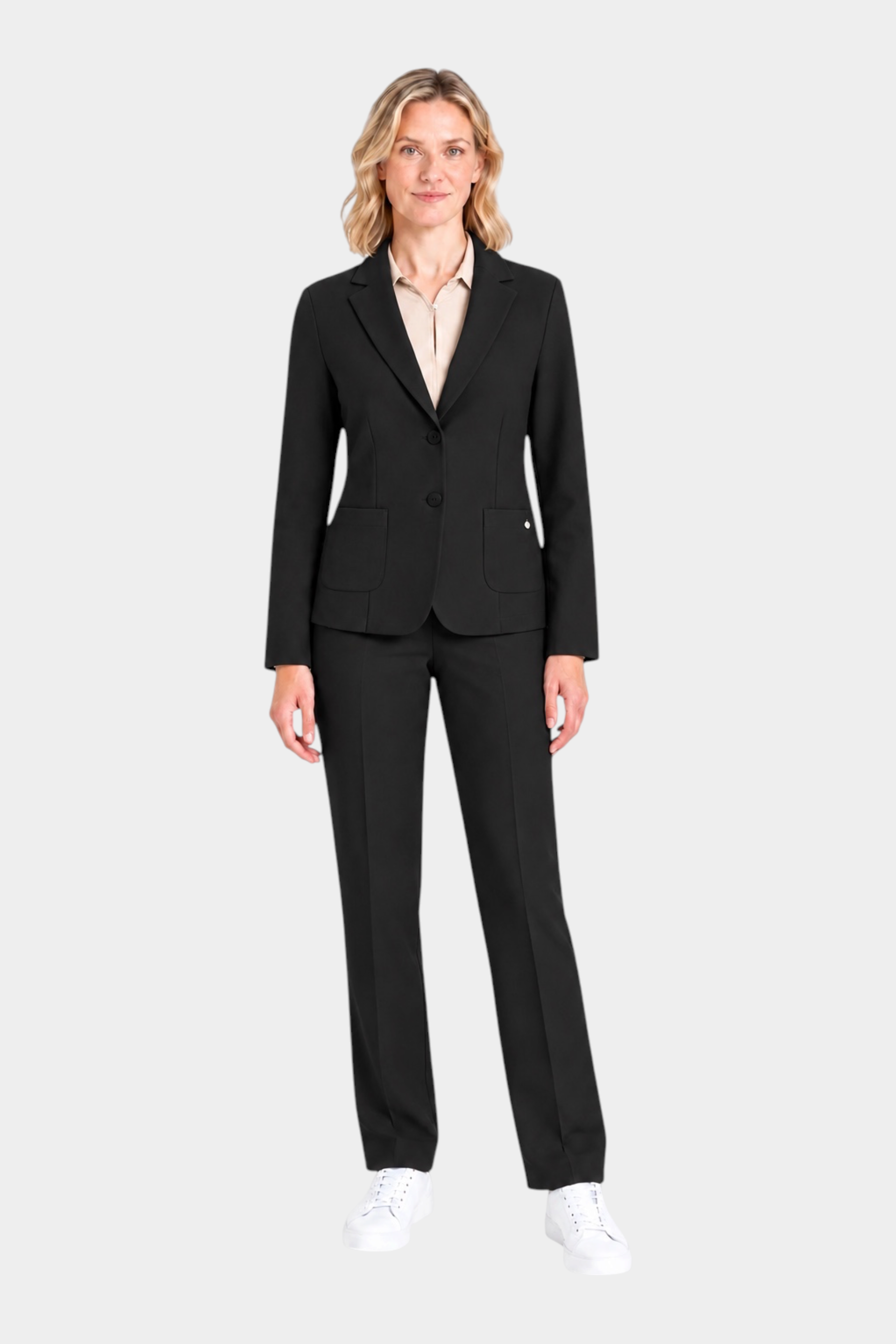 Modella indossa blazer nero a due bottoni RAGNO con camicia beige e pantaloni coordinati, collezione Follower SRL