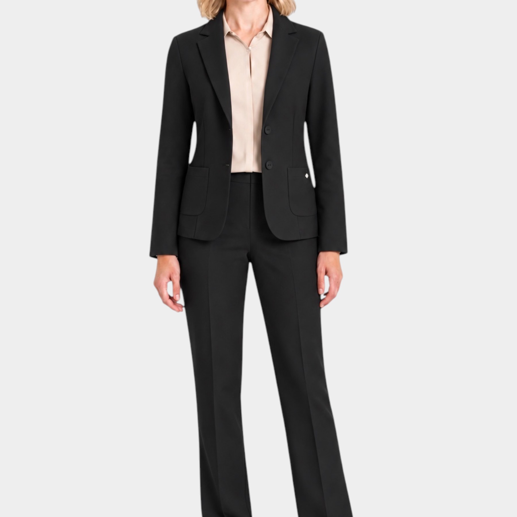 Modella indossa blazer nero a due bottoni RAGNO con camicia beige e pantaloni coordinati, stile Follower SRL