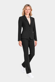 Modella indossa blazer nero a due bottoni RAGNO con pantaloni coordinati e scarpe bianche, Follower SRL