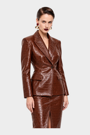 Modella indossa blazer monopetto Follower SRL marrone in similpelle con stampa effetto coccodrillo e revers classici
