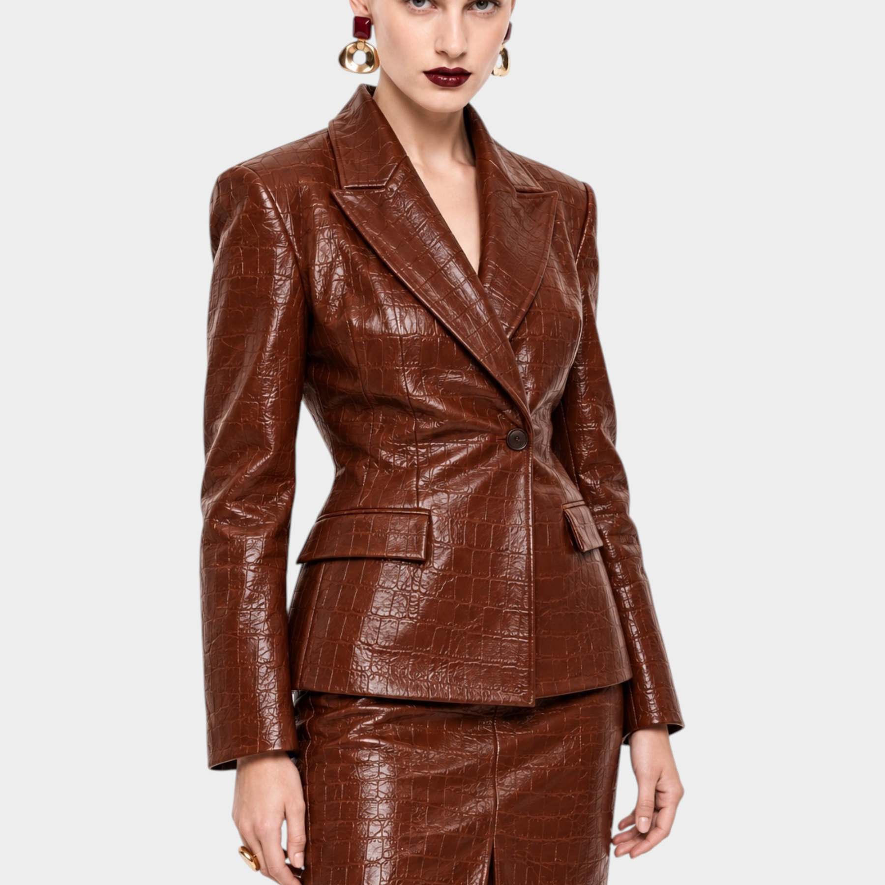 Modella indossa blazer monopetto Follower SRL in similpelle marrone con stampa effetto coccodrillo