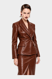 Modella indossa blazer monopetto Follower SRL in similpelle marrone con stampa effetto coccodrillo