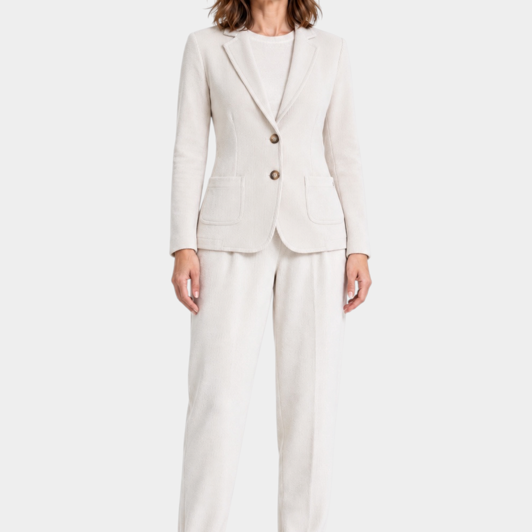 Modella indossa blazer Follower SRL color avorio in velluto con due bottoni e pantaloni coordinati