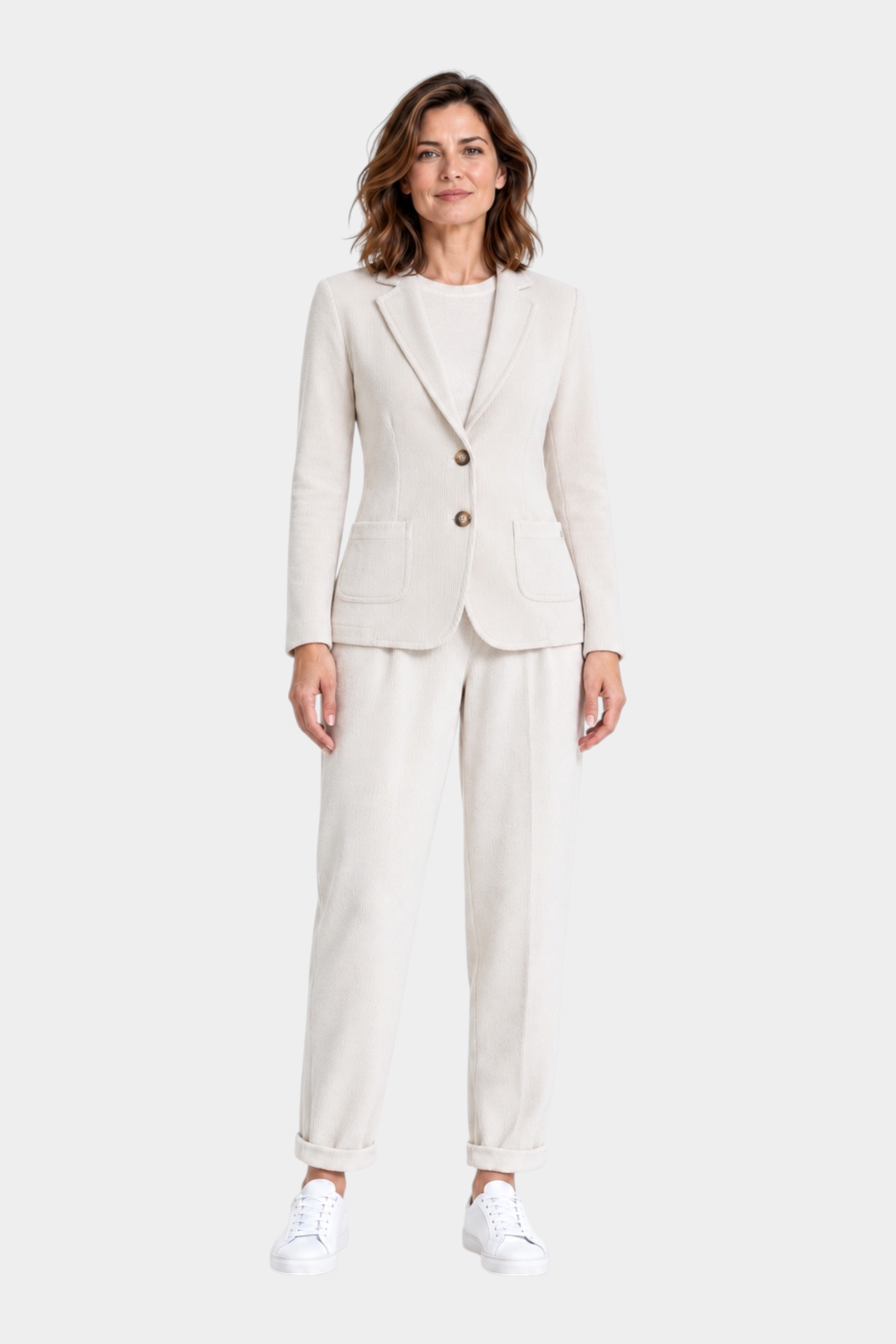 Modella indossa blazer Follower SRL color avorio in velluto con due bottoni e pantaloni coordinati