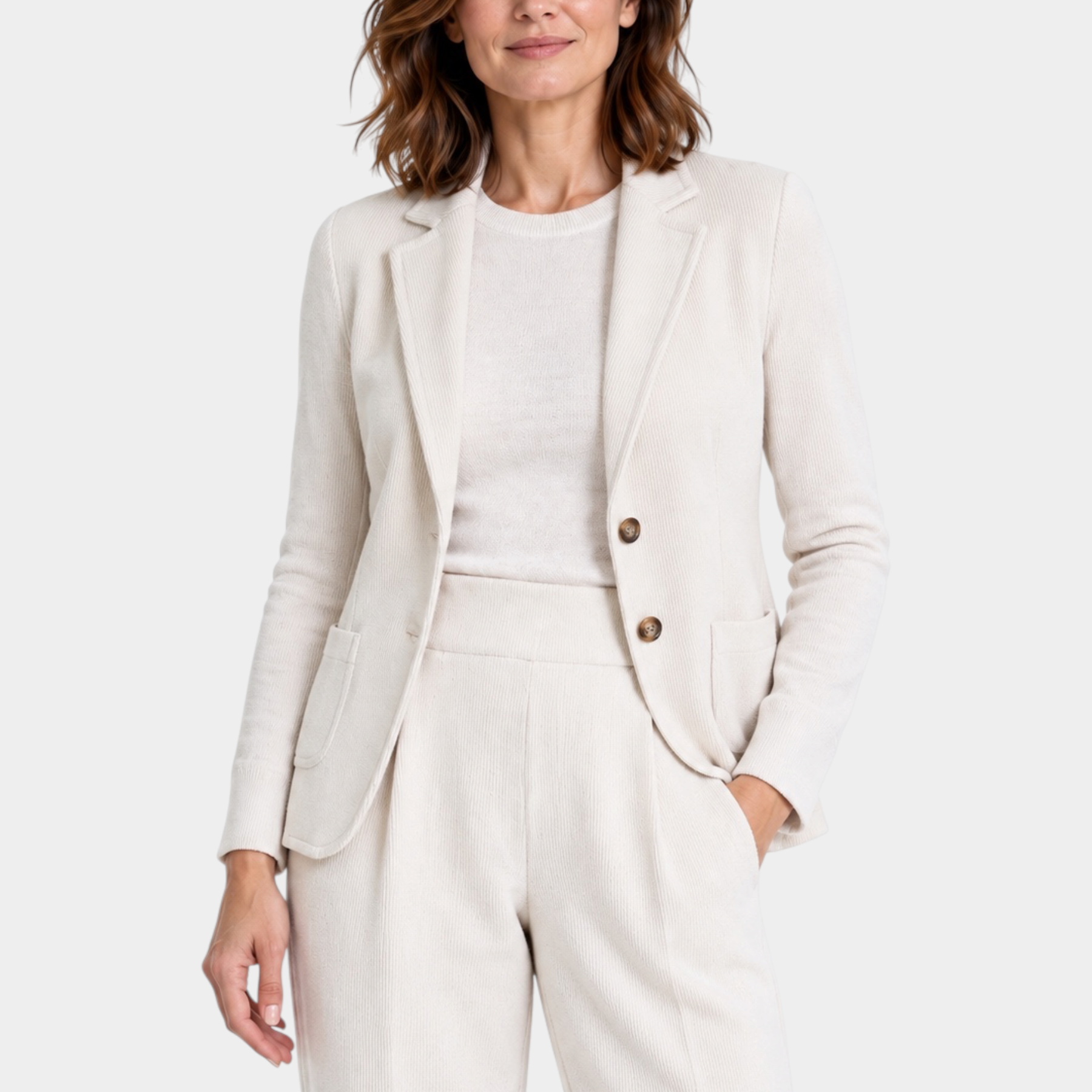 Modella indossa un blazer Follower SRL color avorio in velluto con due bottoni e tasche frontali