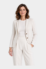 Modella indossa un blazer Follower SRL color avorio in velluto con due bottoni e tasche frontali
