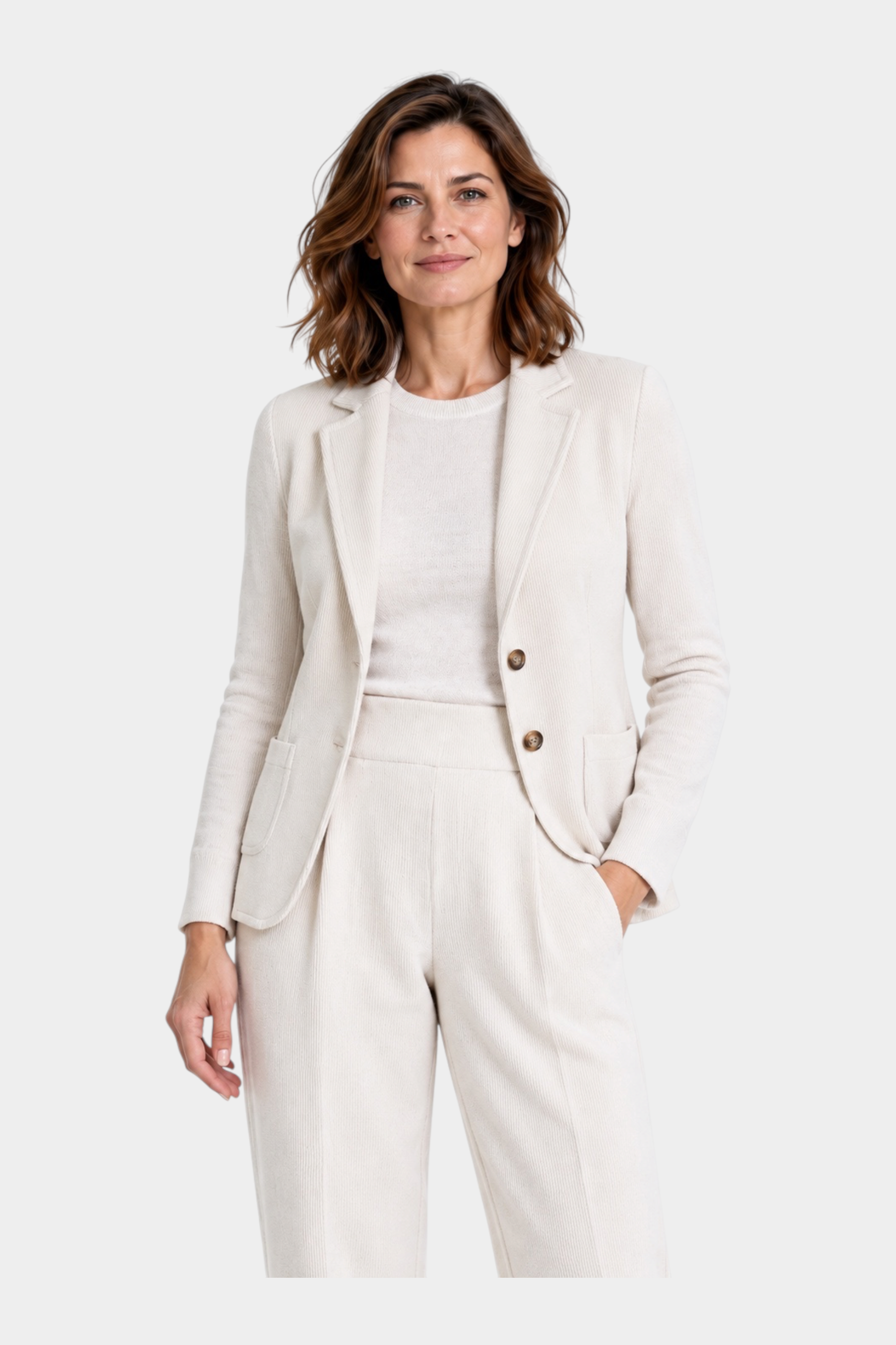 Modella indossa un blazer Follower SRL color avorio in velluto con due bottoni e tasche frontali