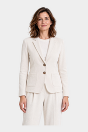 Modella indossa blazer Follower SRL in velluto avorio con due bottoni e tasche applicate su fondo bianco