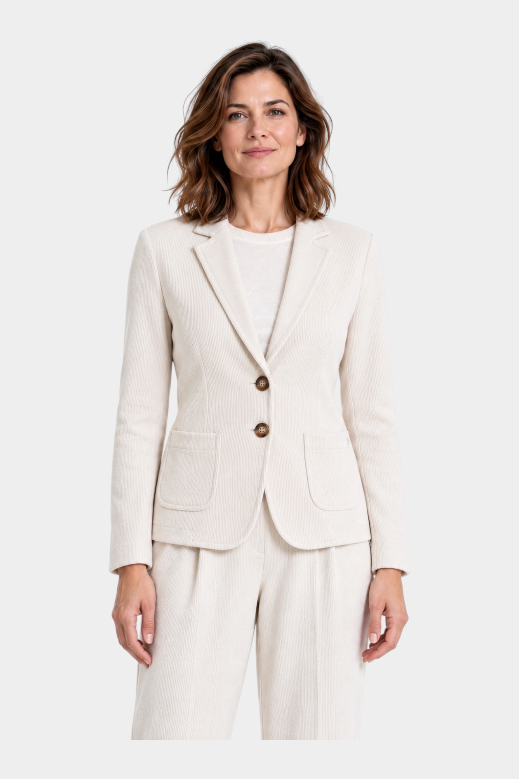 Modella indossa blazer Follower SRL in velluto avorio con due bottoni e tasche applicate su fondo bianco