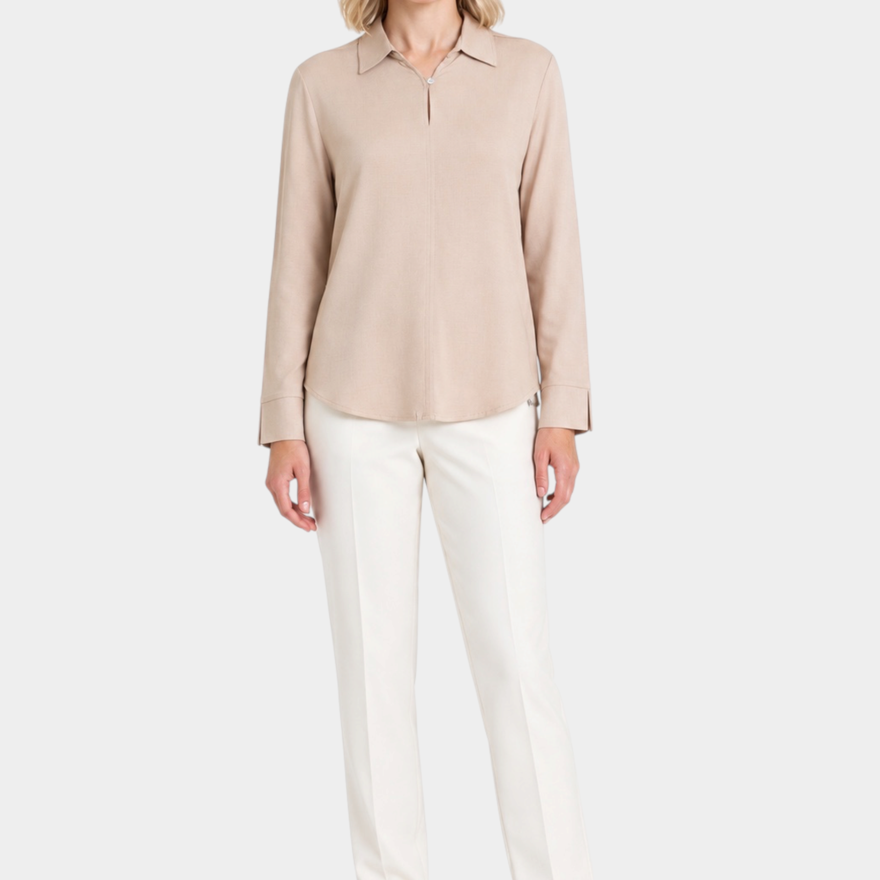 Modella indossa blusa beige con scollo a serafino in flanella leggera Follower SRL, abbinata a pantaloni chiari