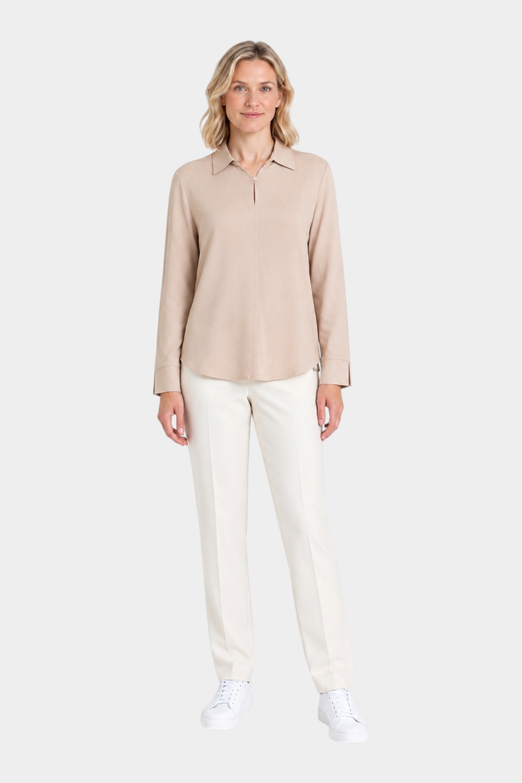 Modella indossa blusa beige con scollo a serafino in flanella leggera Follower SRL, abbinata a pantaloni chiari