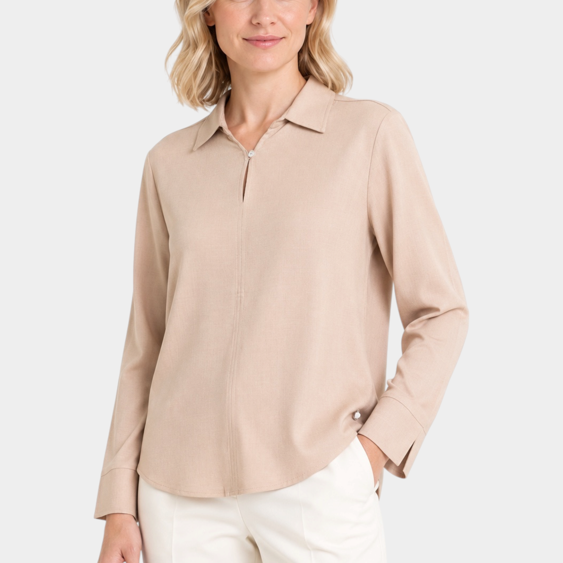 Blusa Follower SRL in flanella leggera color beige con scollo a serafino e colletto classico indossata da modella