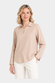 Blusa Follower SRL in flanella leggera color beige con scollo a serafino e colletto classico indossata da modella
