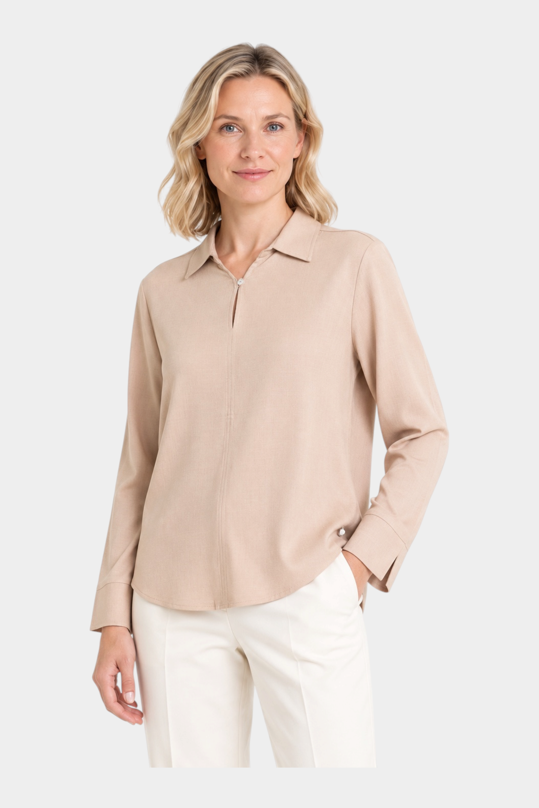 Blusa Follower SRL in flanella leggera color beige con scollo a serafino e colletto classico indossata da modella