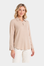Modella indossa una blusa Follower SRL in flanella leggera color beige con scollo a serafino e maniche lunghe
