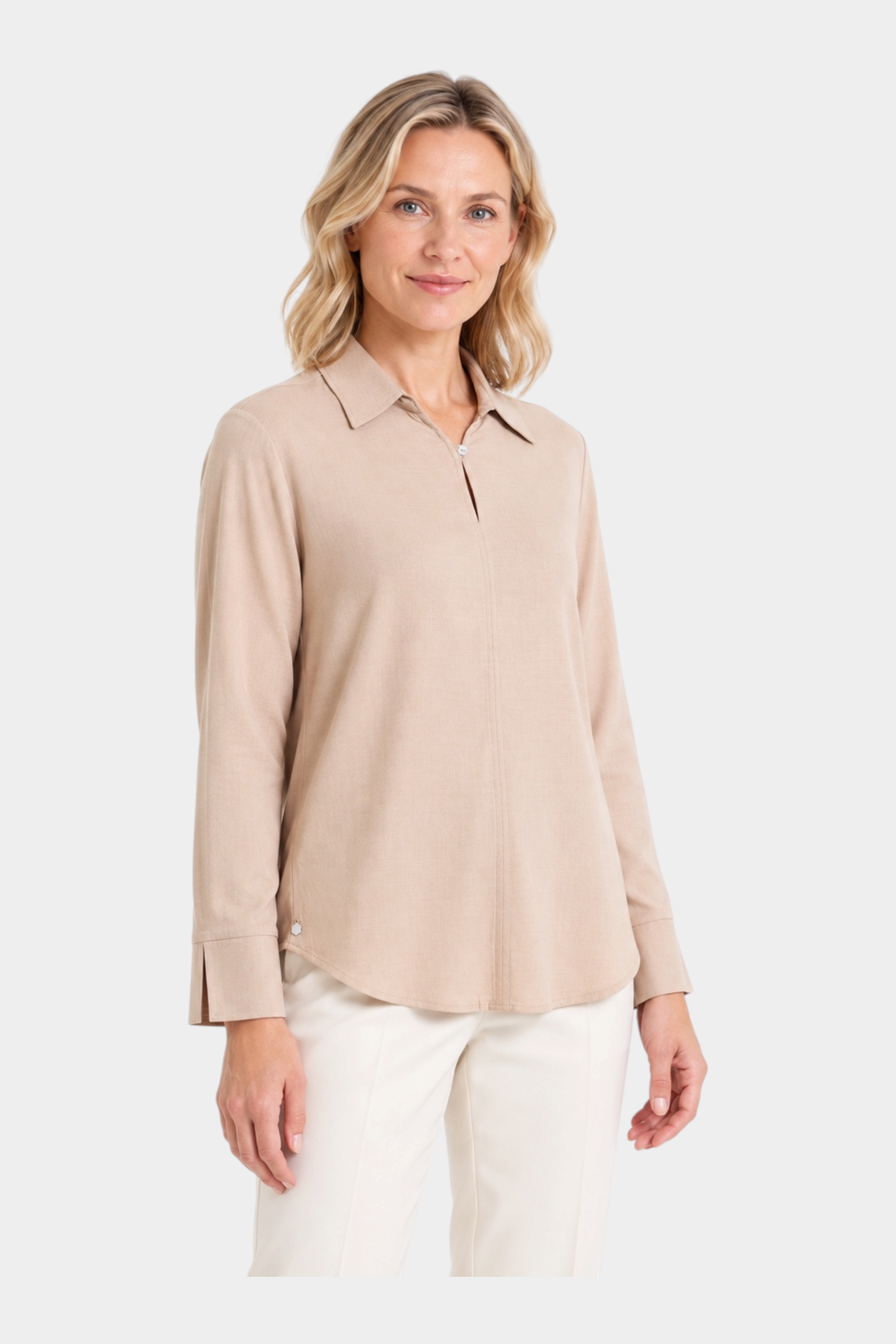 Modella indossa una blusa Follower SRL in flanella leggera color beige con scollo a serafino e maniche lunghe