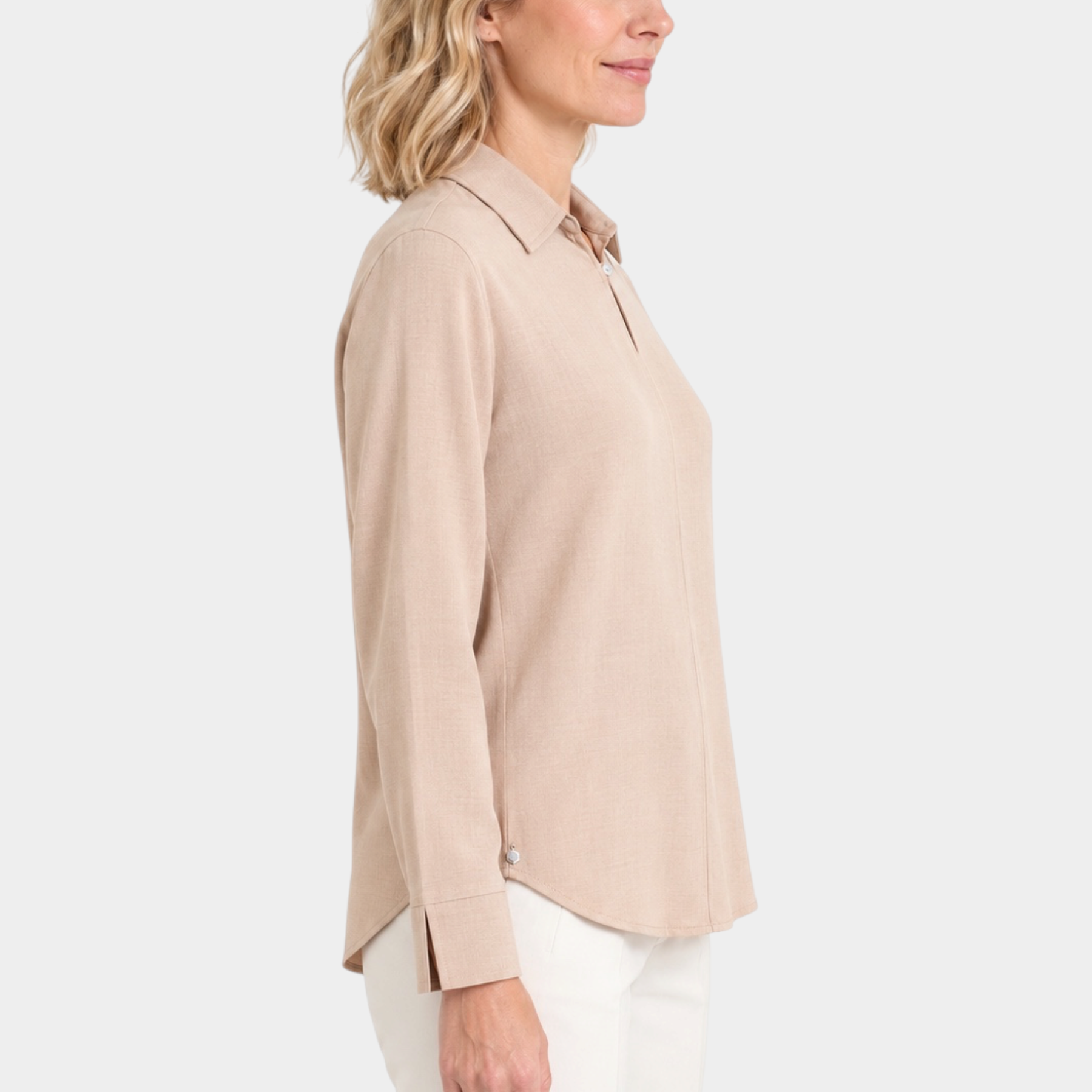 Modella di profilo indossa una blusa Follower SRL in flanella leggera color beige con scollo a serafino e colletto