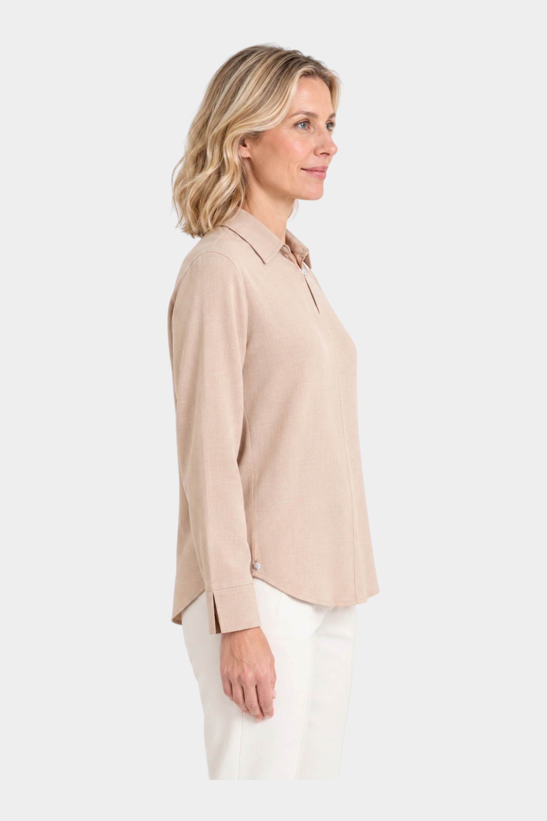 Modella di profilo indossa una blusa Follower SRL in flanella leggera color beige con scollo a serafino e colletto