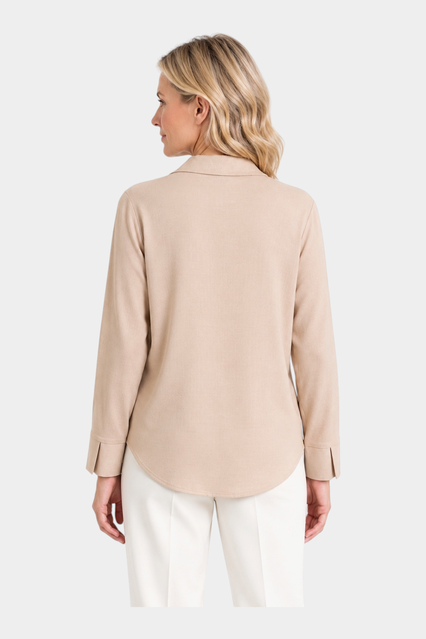 Vista posteriore di una blusa Follower SRL in flanella leggera color beige con colletto e maniche lunghe
