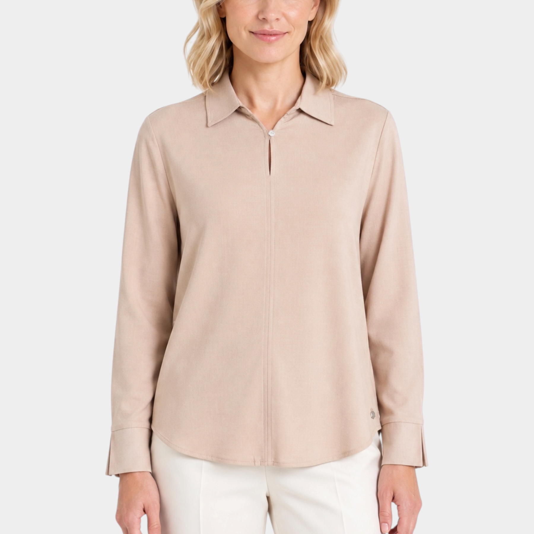 Blusa Follower SRL in flanella leggera color beige con scollo a serafino e colletto classico indossata da modella