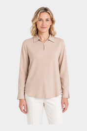 Blusa Follower SRL in flanella leggera color beige con scollo a serafino e colletto classico indossata da modella