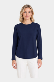 Blusa girocollo blu in light flannel Ragno indossata da una modella, elegante e versatile per Follower SRL