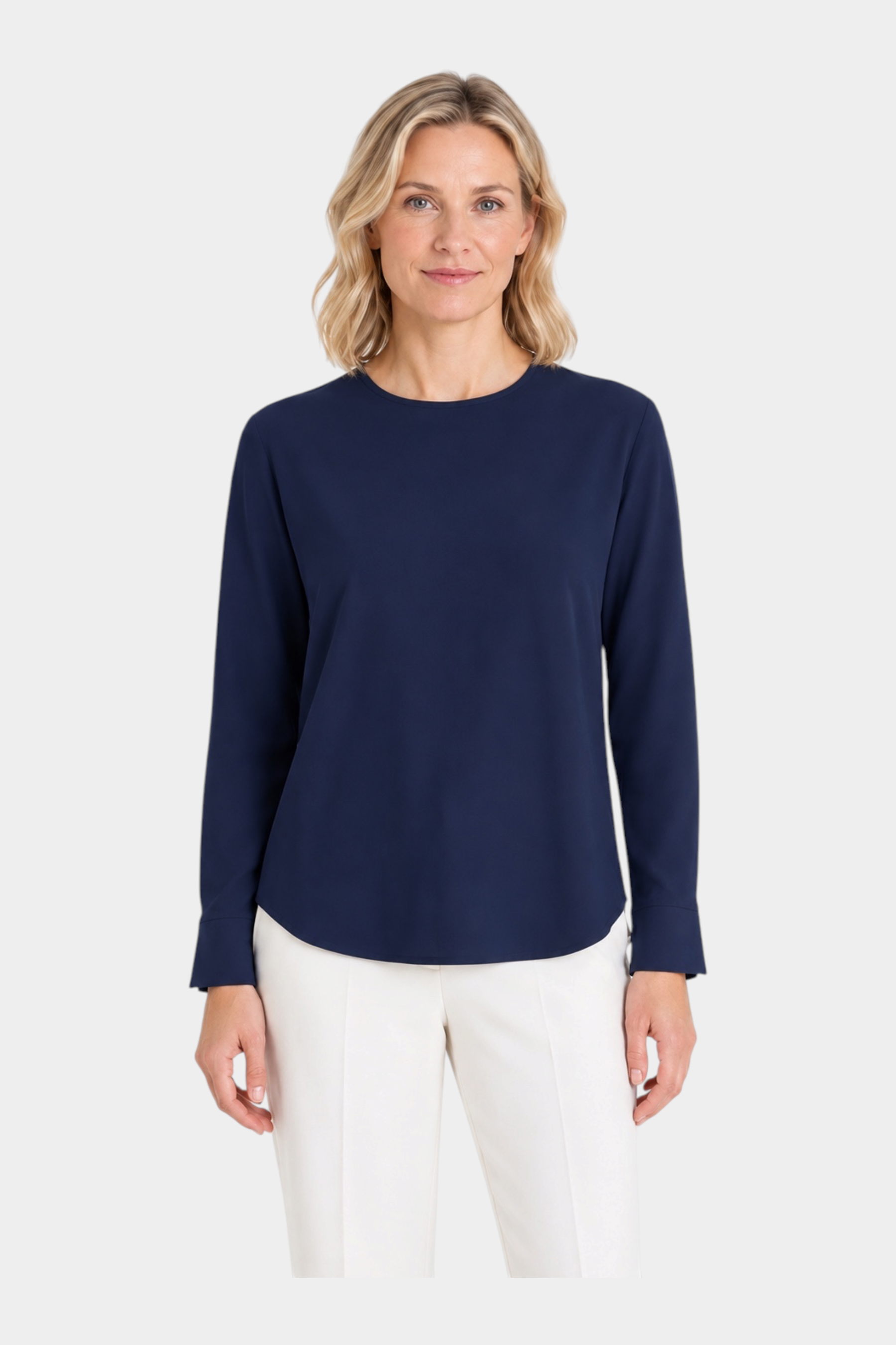Blusa girocollo blu in light flannel Ragno indossata da una modella, elegante e versatile per Follower SRL