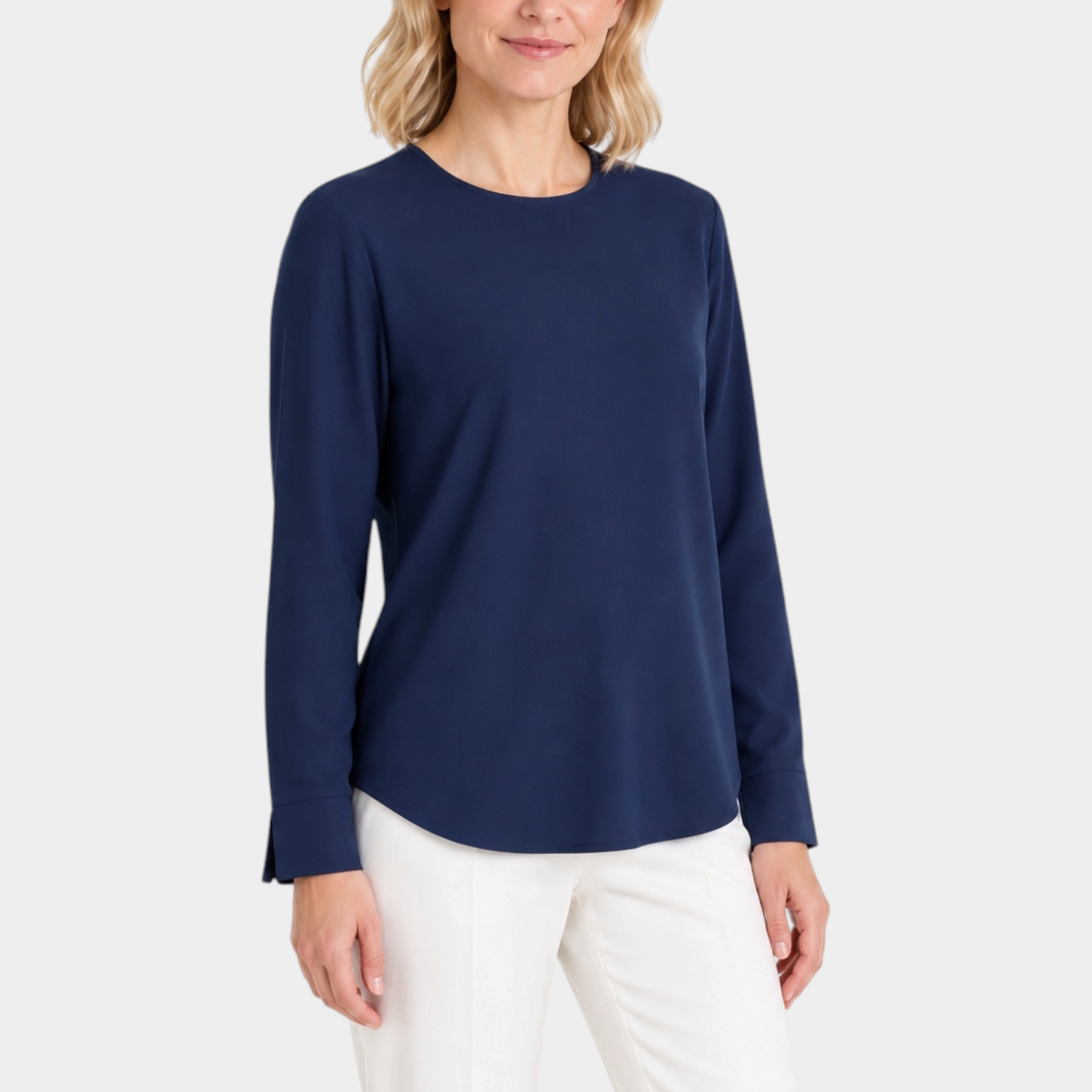 Modella indossa una blusa girocollo blu in light flannel Ragno con maniche lunghe, proposta da Follower SRL