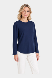 Modella indossa una blusa girocollo blu in light flannel Ragno con maniche lunghe, proposta da Follower SRL
