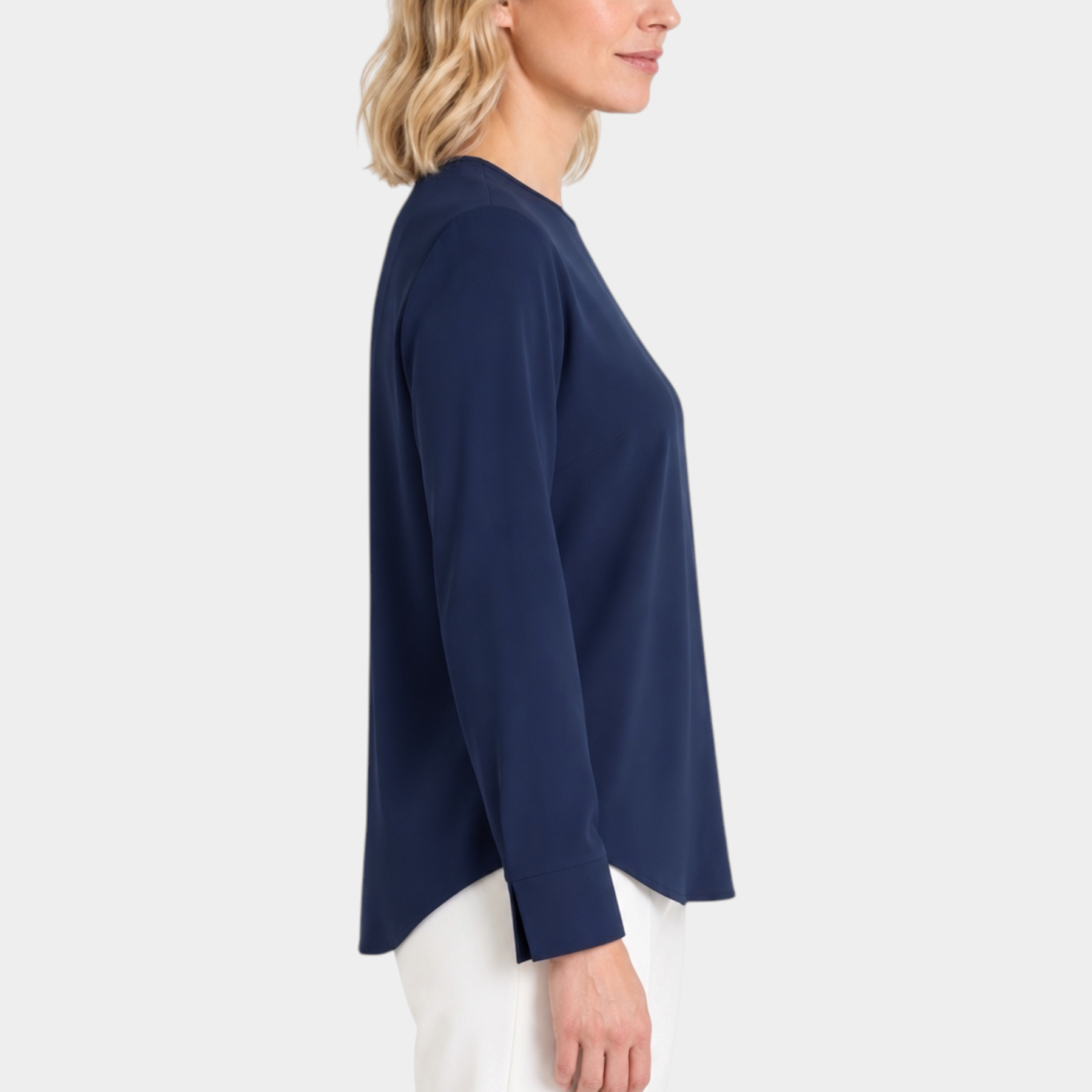 Modella di profilo indossa blusa girocollo blu in Light Flannel di Follower SRL con maniche lunghe e orlo curvo