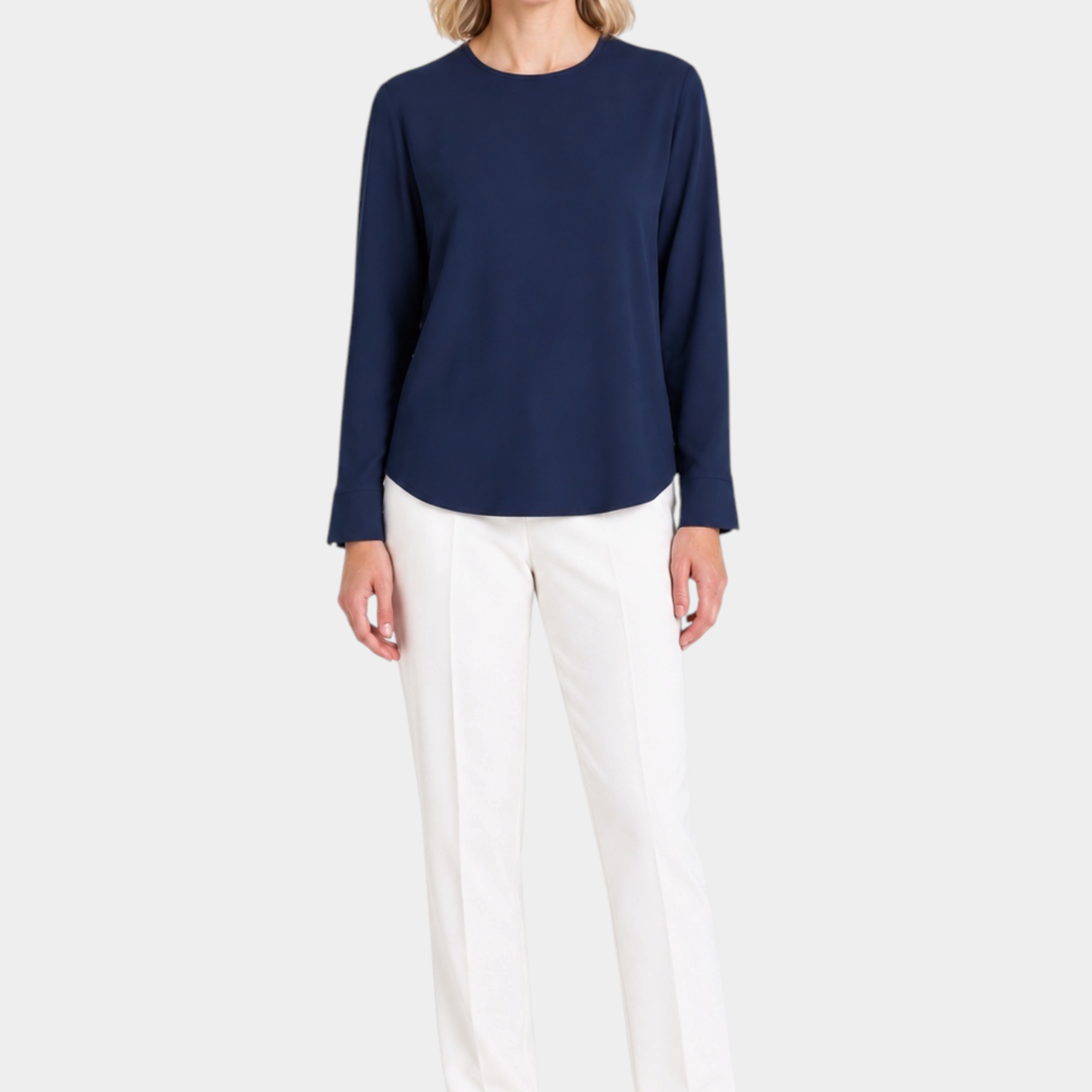 Modella indossa blusa girocollo blu in Light Flannel di Follower SRL con pantaloni bianchi