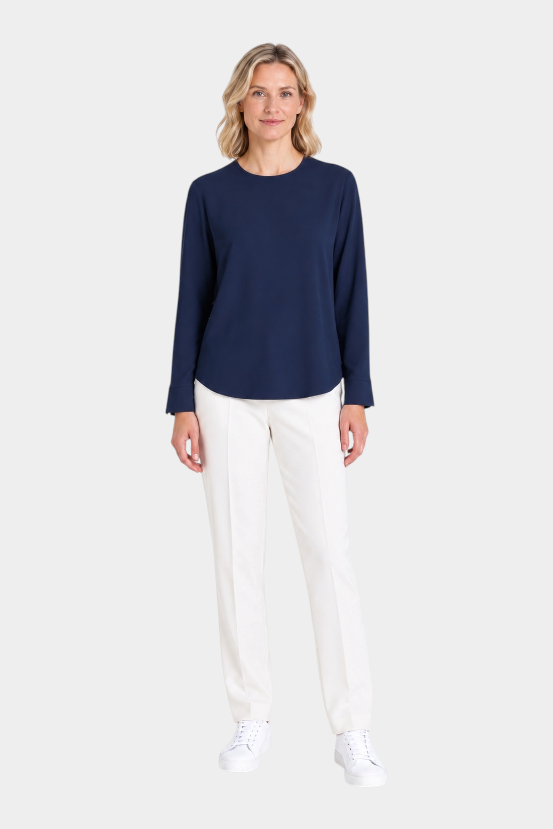 Modella indossa blusa girocollo blu in Light Flannel di Follower SRL con pantaloni bianchi