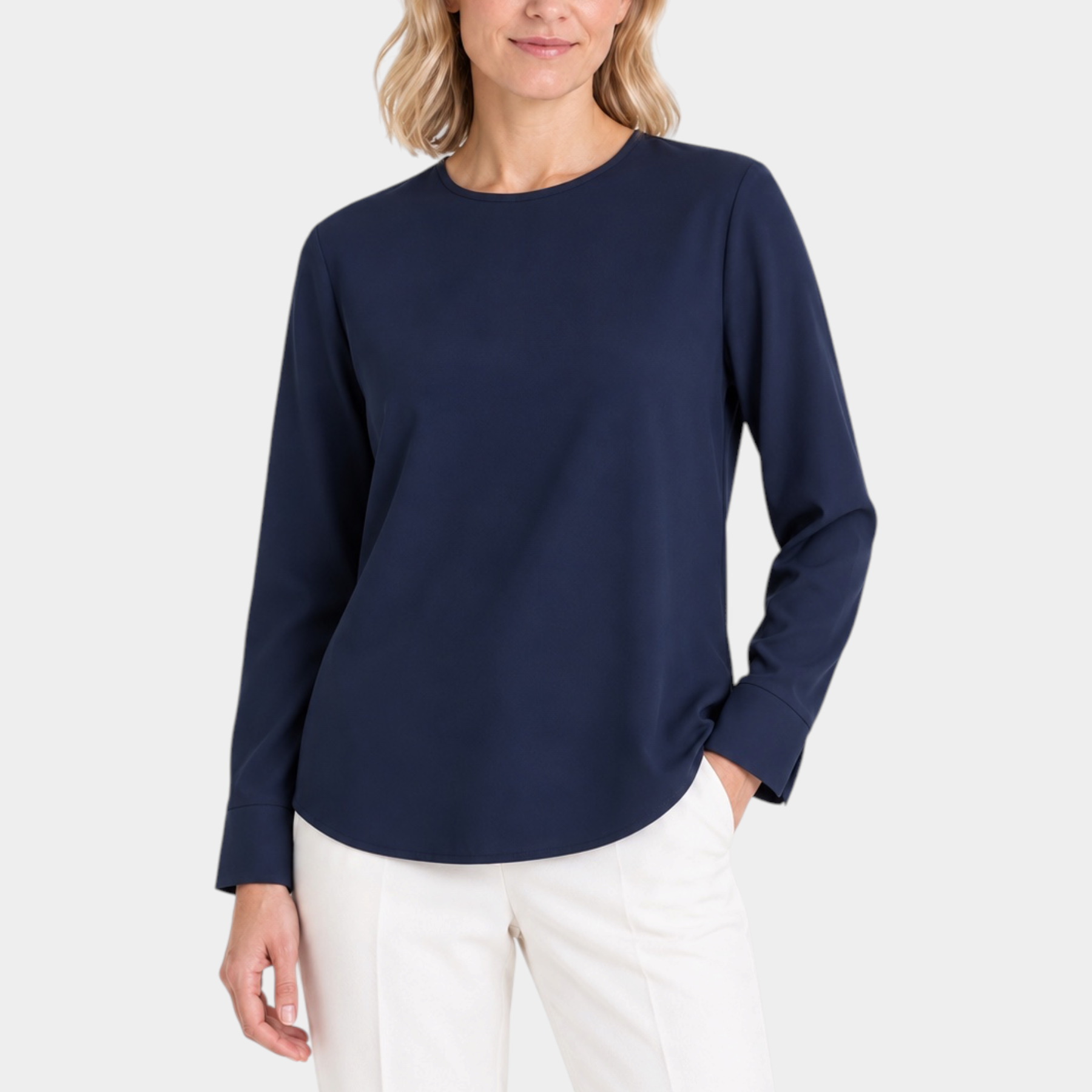 Blusa girocollo blu in Light Flannel Ragno indossata da una modella, proposta da Follower SRL