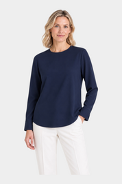 Blusa girocollo blu in Light Flannel Ragno indossata da una modella, proposta da Follower SRL