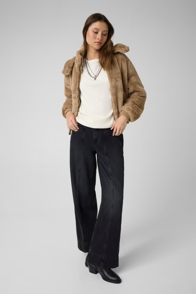 Modella indossa bomber beige in pelliccia sintetica con cappuccio GUESS, proposto da Follower SRL