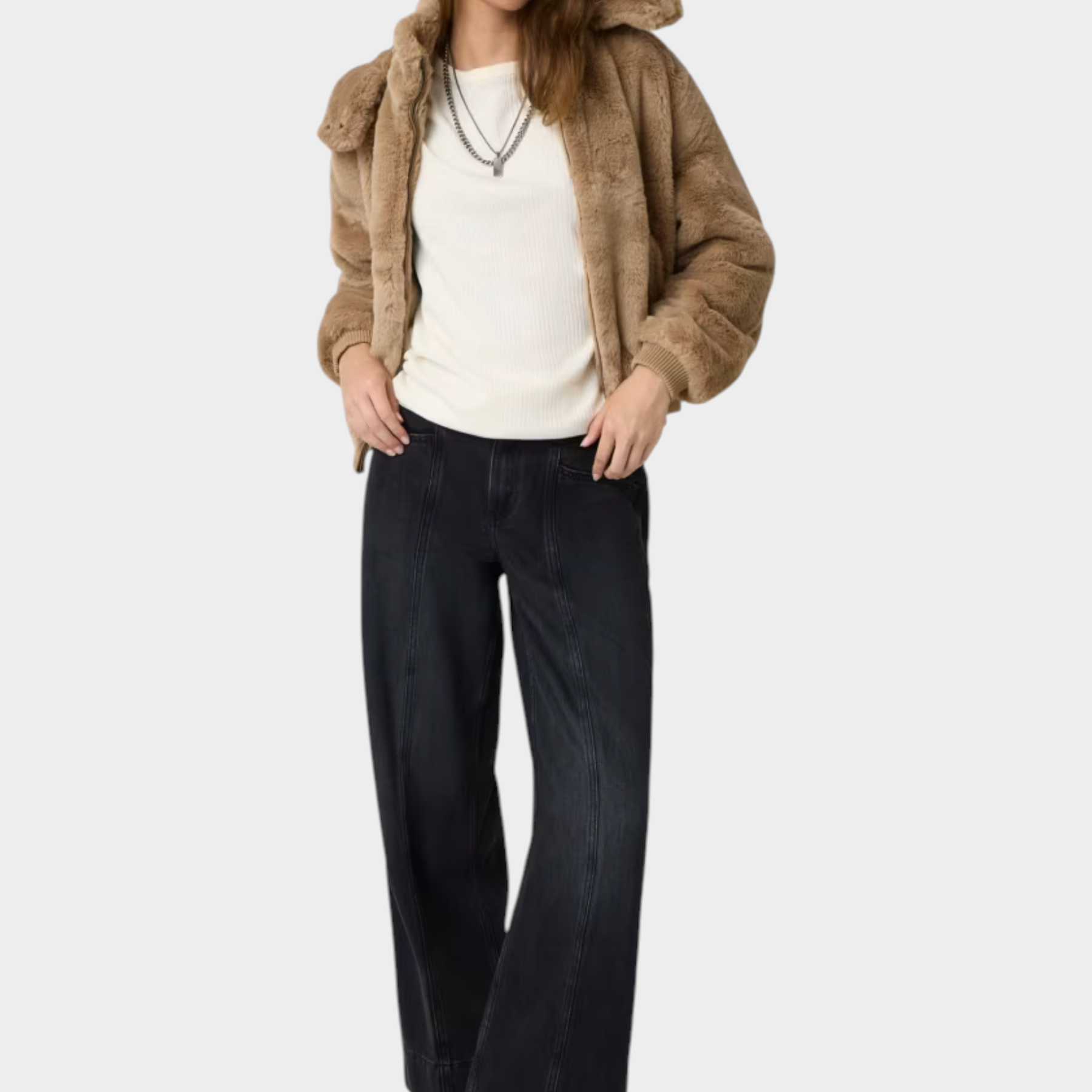 Modella indossa bomber beige in pelliccia sintetica con cappuccio GUESS, proposto da Follower SRL