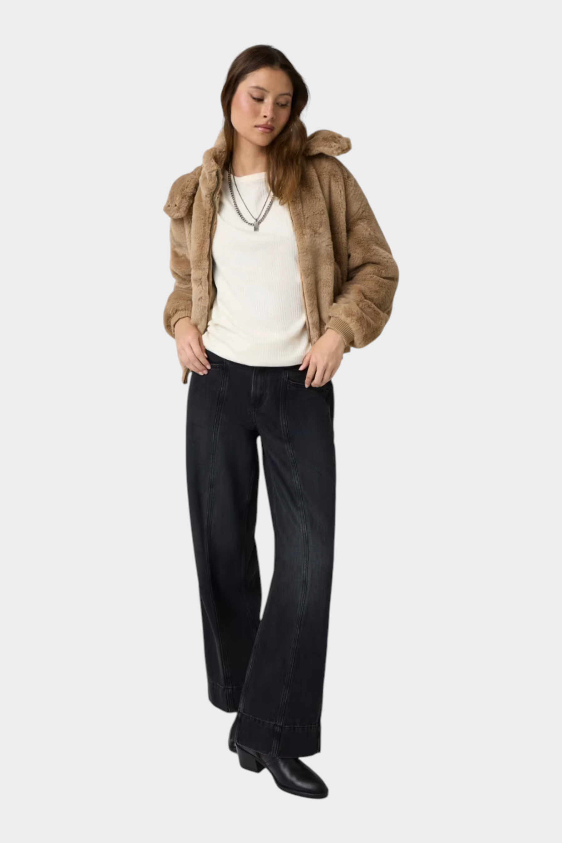 Modella indossa bomber beige in pelliccia sintetica con cappuccio GUESS, proposto da Follower SRL